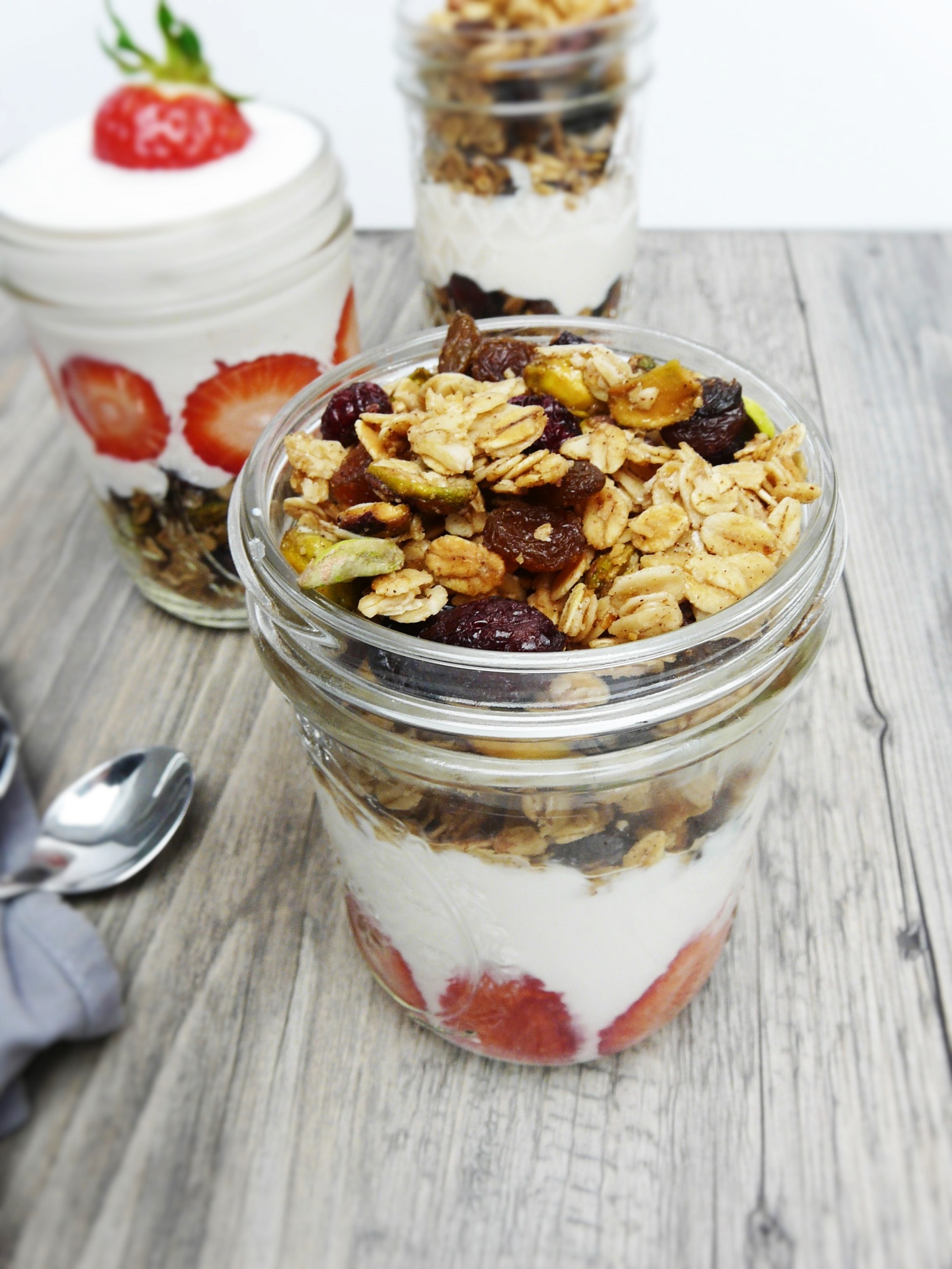 Joghurt-Trifle mit Erdbeeren und Granola
